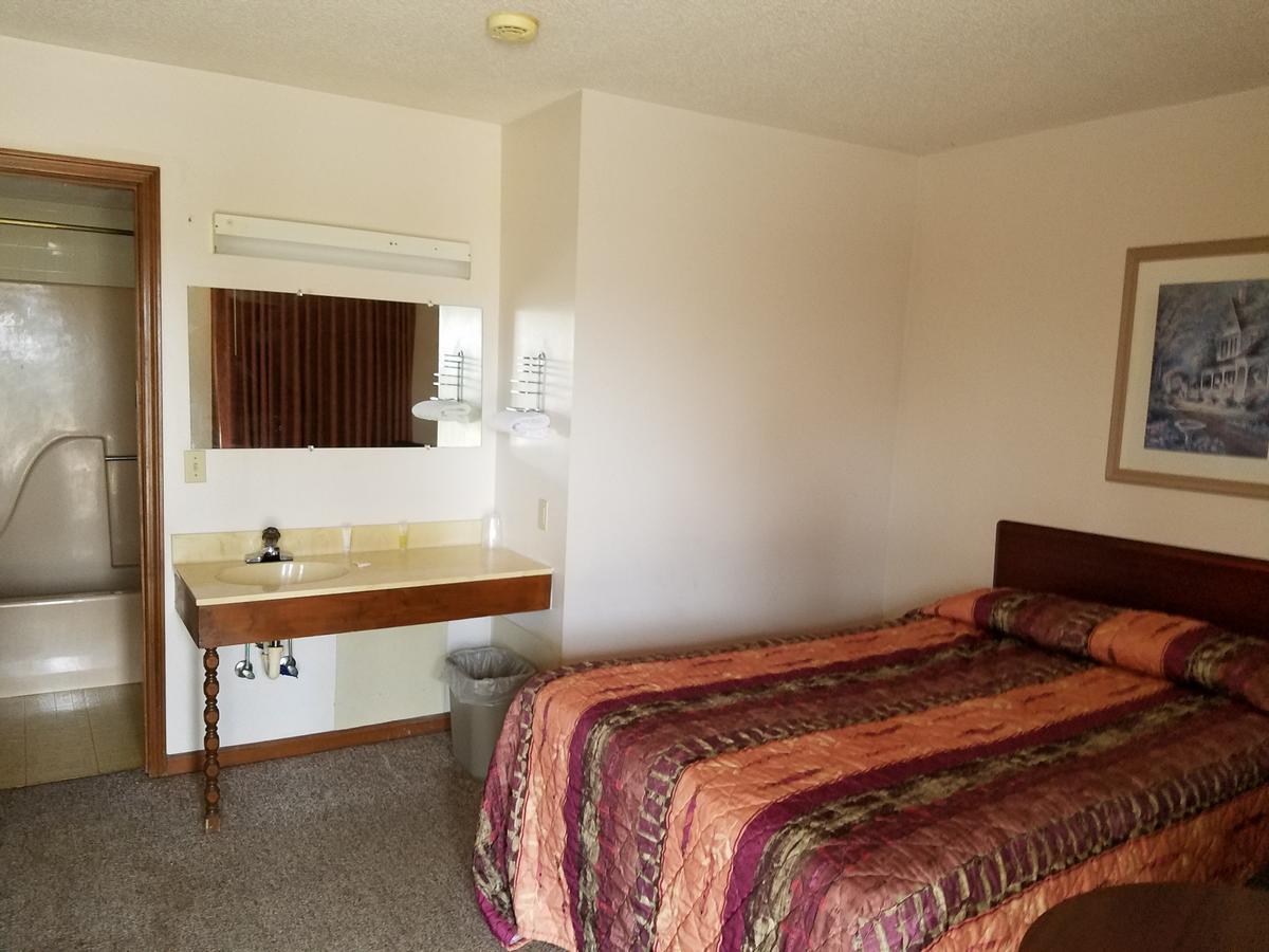 Midwest Inn Paoli Екстериор снимка